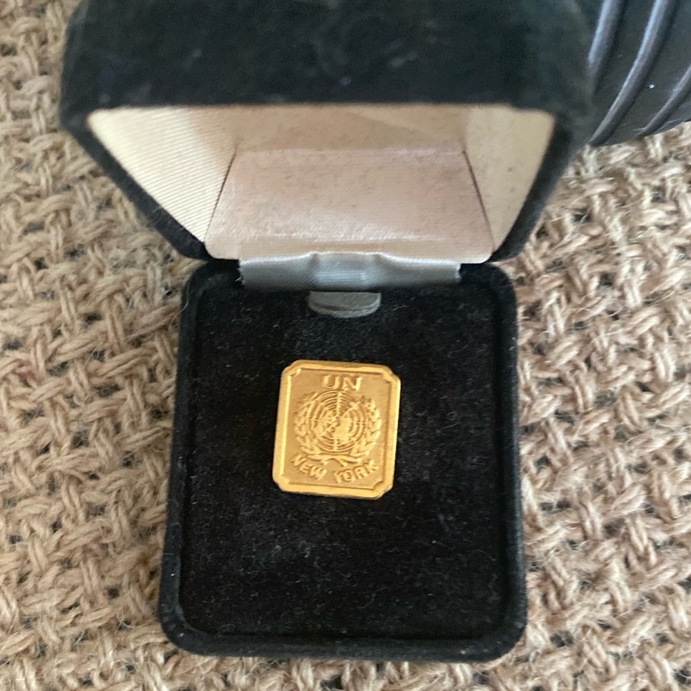 GOLD UNITED NATIONS NEW YORK LAPEL PIN BADGE MILITARY ARMED FORCES MEDAL